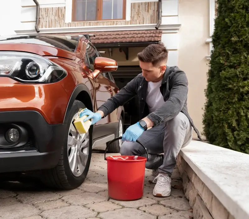 Lavage auto à domicile Neaufles-Saint-Martin : professionnel intervenant sur un véhicule